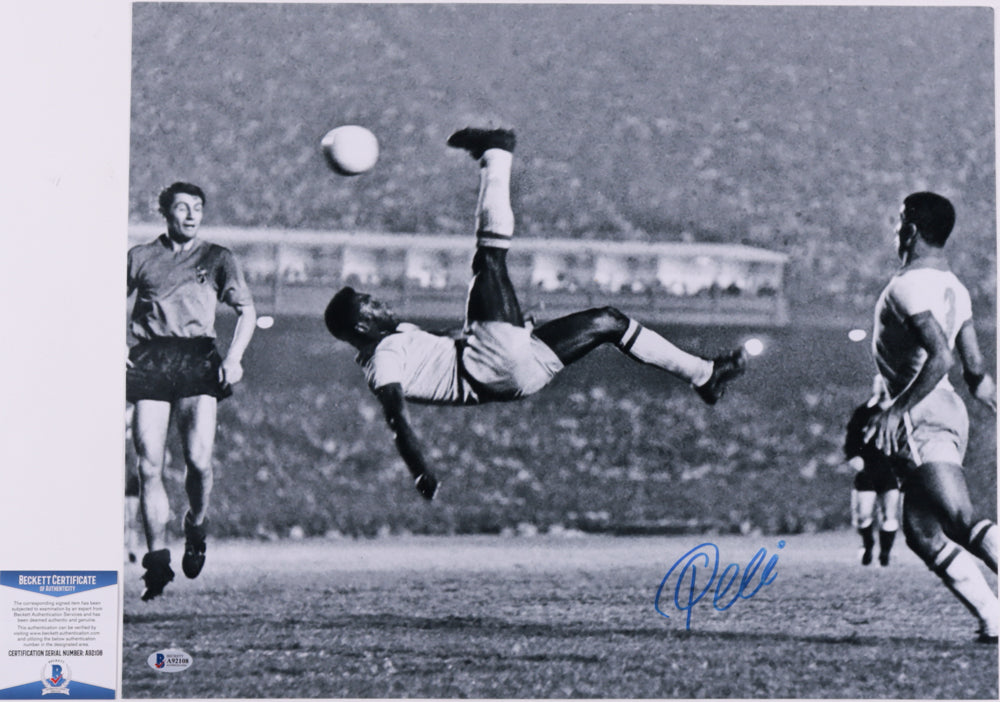 Pele Signed Team Brazil 16x20 Photo (Beckett COA)