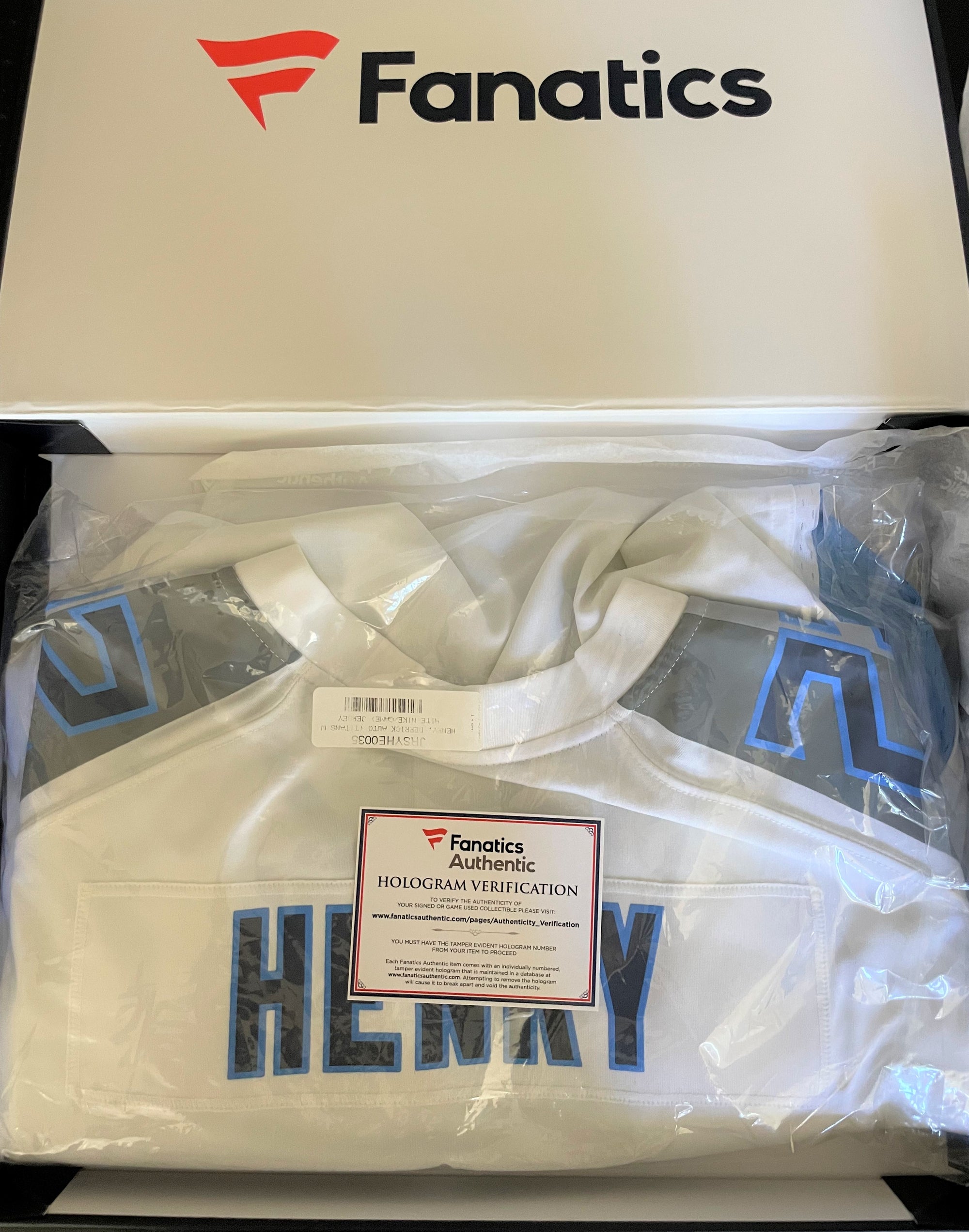 Derrick Henry Signed Titans White Nike Jersey (Fanatics Hologram)